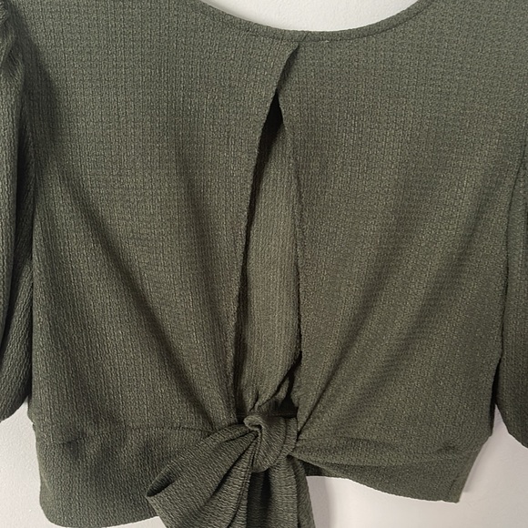 GO FASHION | Women’s Tie Back Keyhole Puff Sleeve Army Green Top Size M - Picture 3 of 6